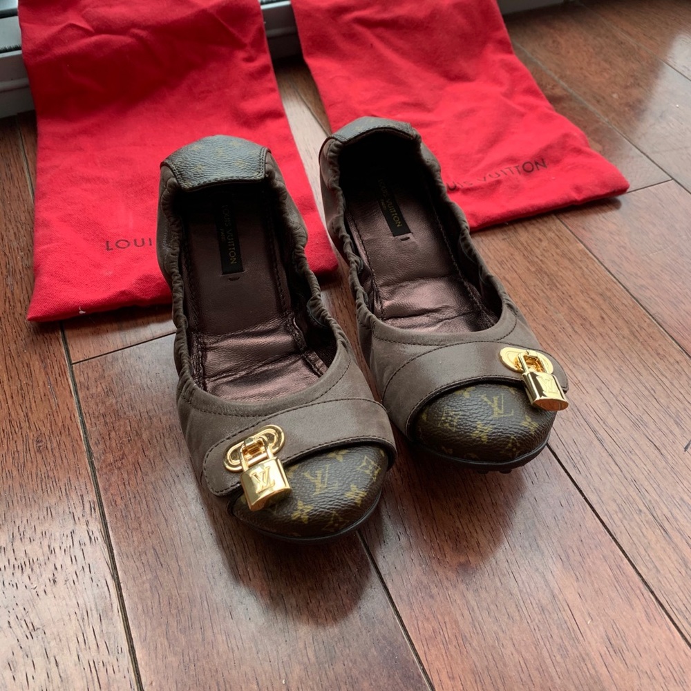 NEW! Louis Vuitton Monogram flats with Gold Lock - Picture 2 of 7